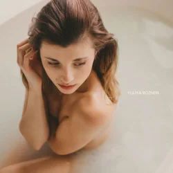 Portada YULIYA ROZNEN - У воді
