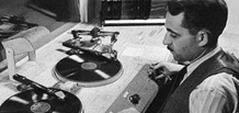 La historia del origen de la profesión de DJ: de la radio a la cultura de la pista de baile